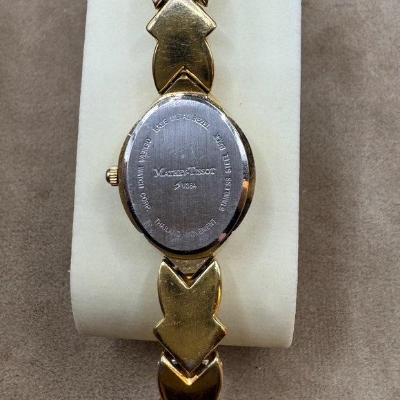 Vintage Givenchy Gold Women's Watch with Roman Numerals - Picture 5 of 7